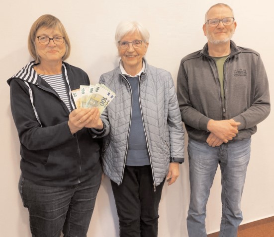 Christa Altenhoff (links) und Frank Höckerschmidt (rechts) übergeben den Gewinn von 600 € vom diesjährigen Fastenessen an Lisa Igelbrink (mitte) von der Osnabrücker Tafel.